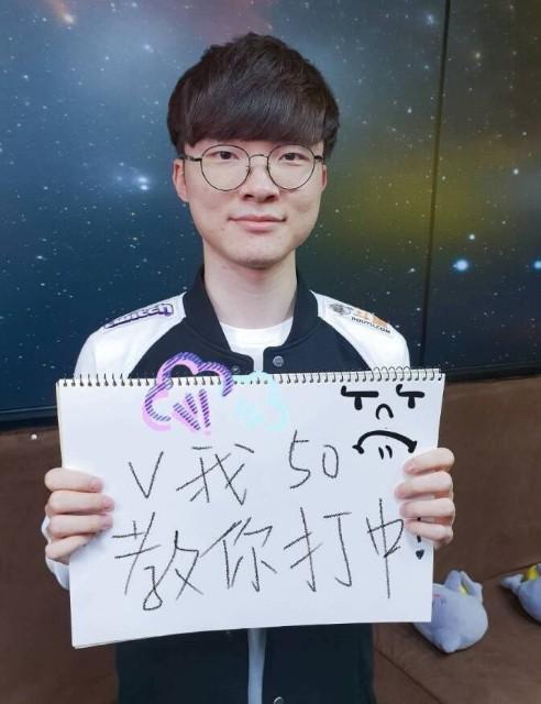 微笑着的停